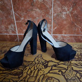 Zapatos negros tacón alto