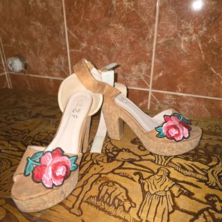 Zapatos negros tacón alto