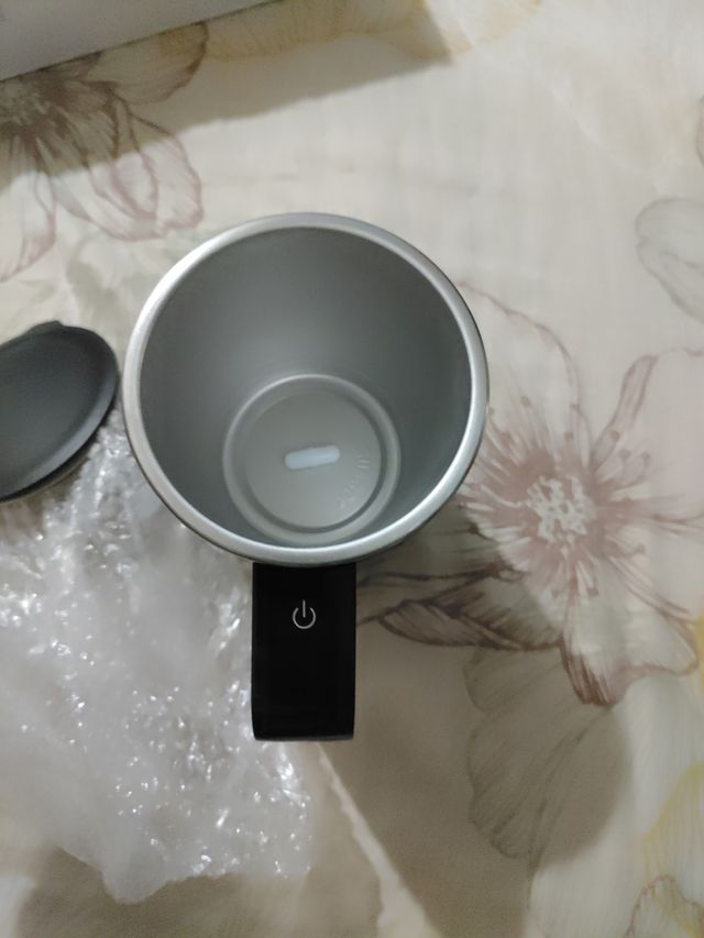 Taza magnética automezclada