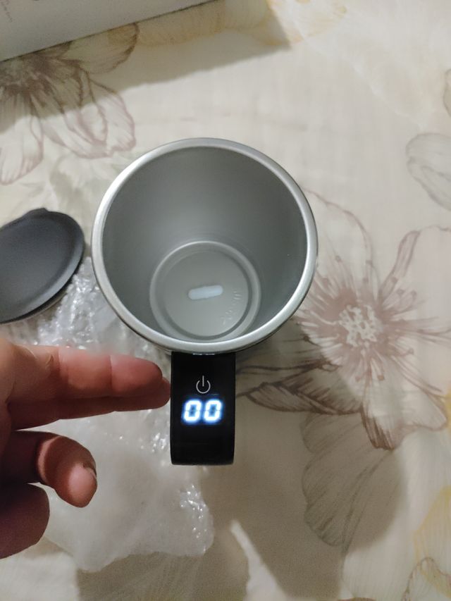 Taza magnética automezclada