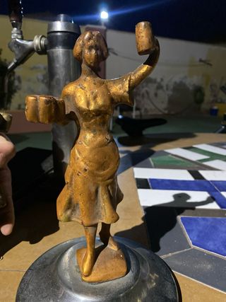 Estatuilla Dama Cervecera