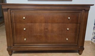 Comoda con dibujo en dos tonos  madera  3 cajones,