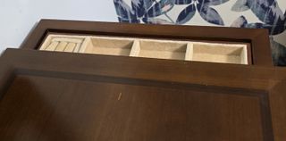 Comoda con dibujo en dos tonos  madera  3 cajones,