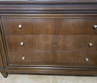Comoda con dibujo en dos tonos  madera  3 cajones,