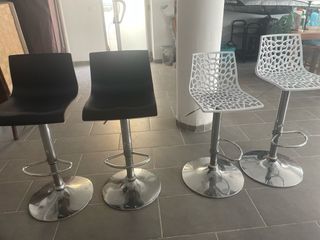 2 Taburetes blancos y plateados y 2 negros 