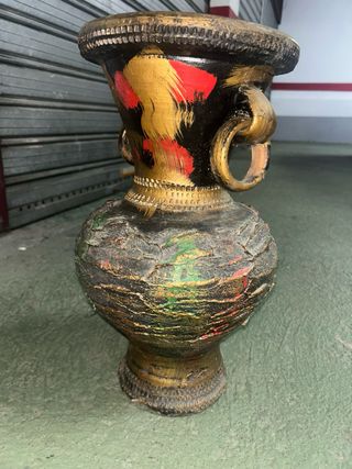 Jarrón cerámico antiguo dorado