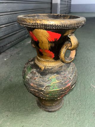 Jarrón cerámico antiguo dorado