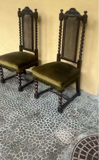2 Sillas antiguas madera maciza