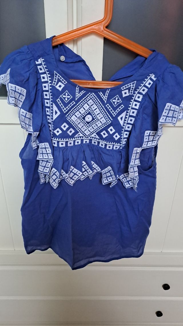 Blusa azul bordada