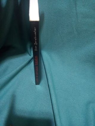 Libro tarde de persianas bajadas