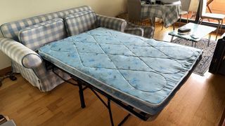 Sofá cama azul y blanco