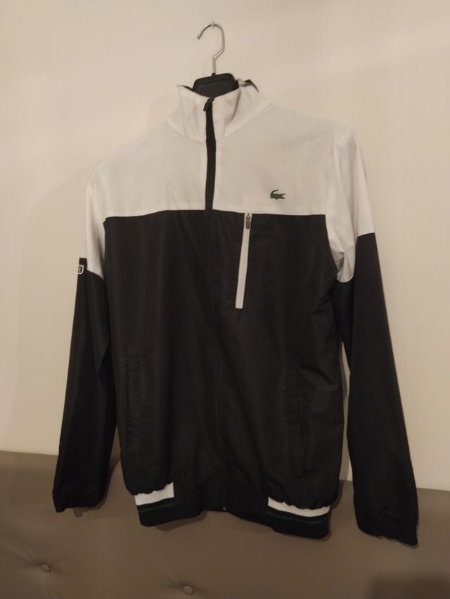 Chaqueta Lacoste negra y blanca