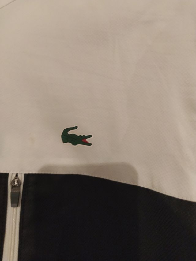 Chaqueta Lacoste negra y blanca