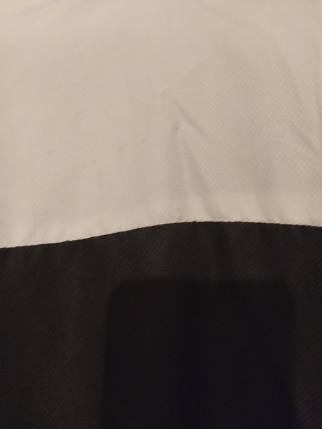 Chaqueta Lacoste negra y blanca