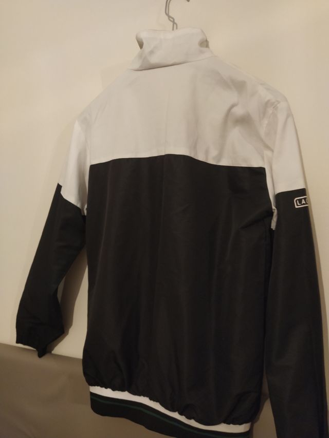 Chaqueta Lacoste negra y blanca