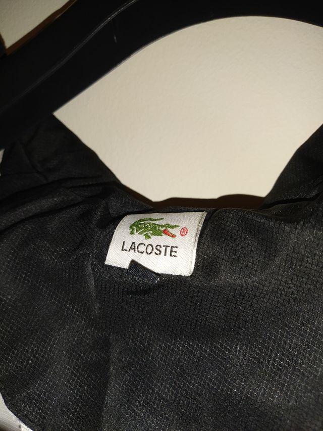 Chaqueta Lacoste negra y blanca