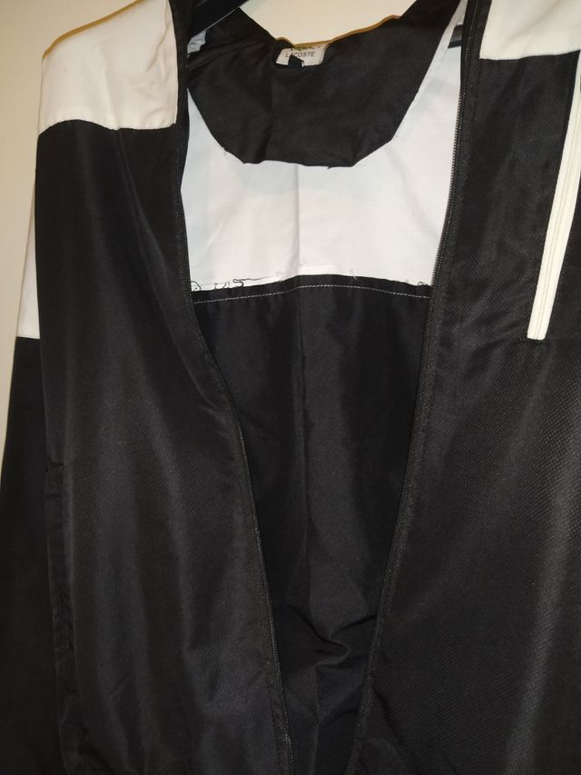 Chaqueta Lacoste negra y blanca
