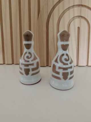 2 Piezas Alfiles Cerámica Sargadelos.