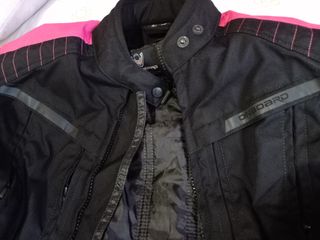 Chaqueta moto mujer negra-fucsia marca onboard 