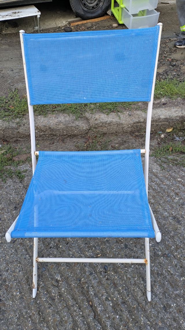 Sedia da campeggio pieghevole blu e bianca