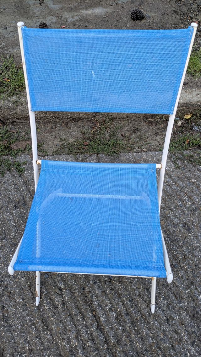 Sedia da campeggio pieghevole blu e bianca