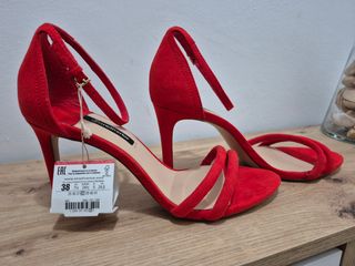 Sandalias rojas de Tacón