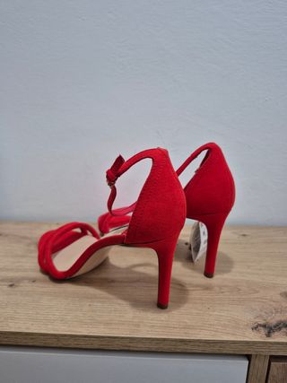 Sandalias rojas de Tacón