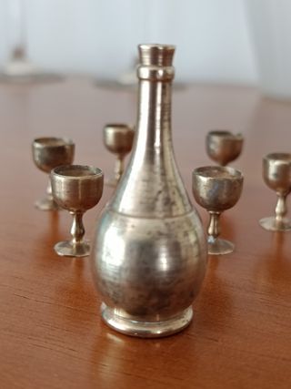 Set Vino Miniatura Ottone: Bottiglia & 6 Bicchieri