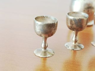Set Vino Miniatura Ottone: Bottiglia & 6 Bicchieri