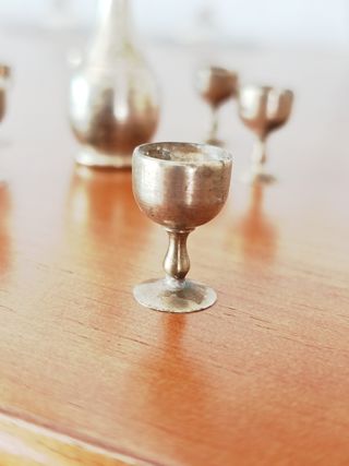 Set Vino Miniatura Ottone: Bottiglia & 6 Bicchieri