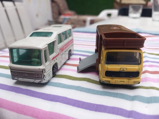 2 auto in miniatura: autobus e camion