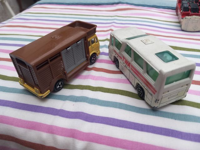 2 auto in miniatura: autobus e camion