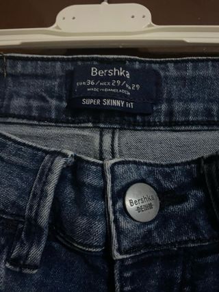 LEE OFERTA Pantalón vaquero S BERSHKA COMO NUEVOS