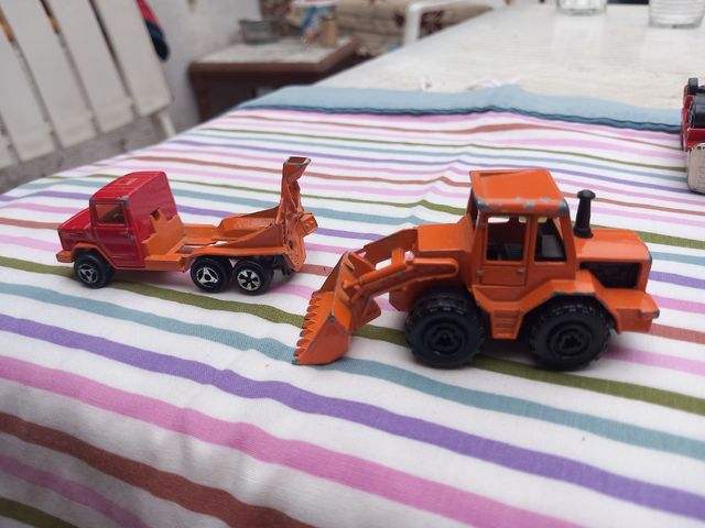 2 auto in miniatura: camion ed escavatore