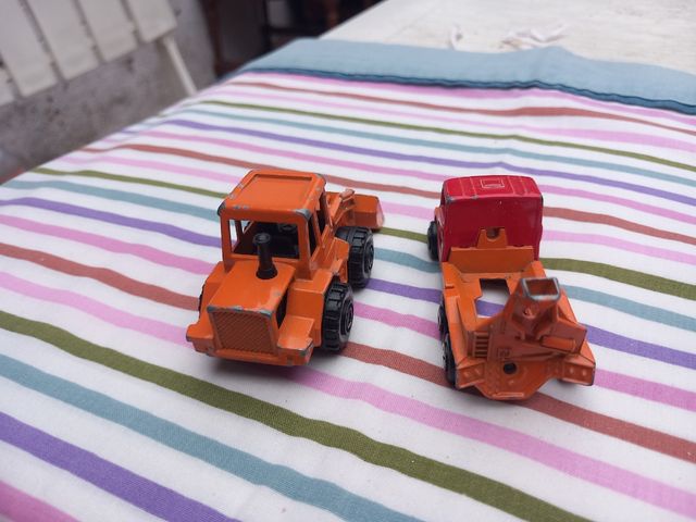 2 auto in miniatura: camion ed escavatore