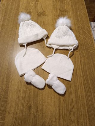 4 cappelli e 2 guanti per neonati - bianchi