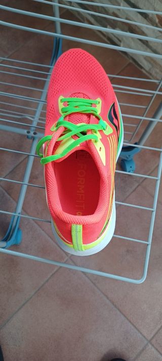 Zapatillas Saucony rojas y verdes