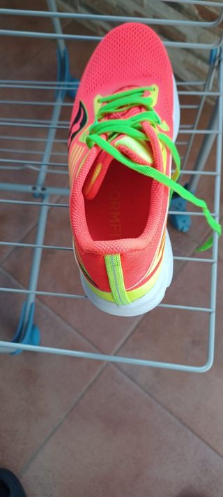 Zapatillas Saucony rojas y verdes
