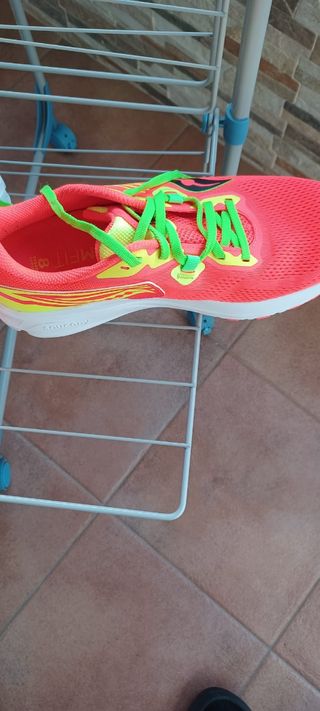 Zapatillas Saucony rojas y verdes