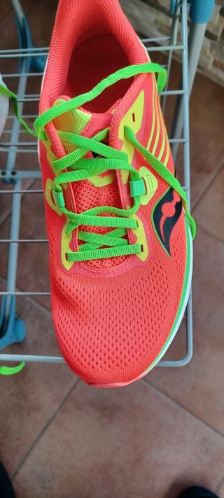 Zapatillas Saucony rojas y verdes