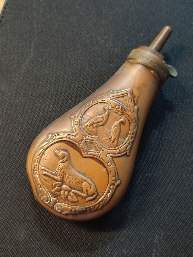 Antica fiaschetta per polvere da sparo in rame