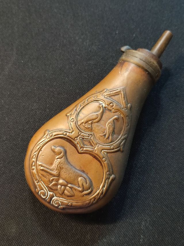 Antica fiaschetta per polvere da sparo in rame