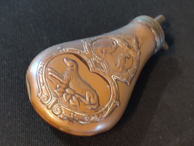 Antica fiaschetta per polvere da sparo in rame