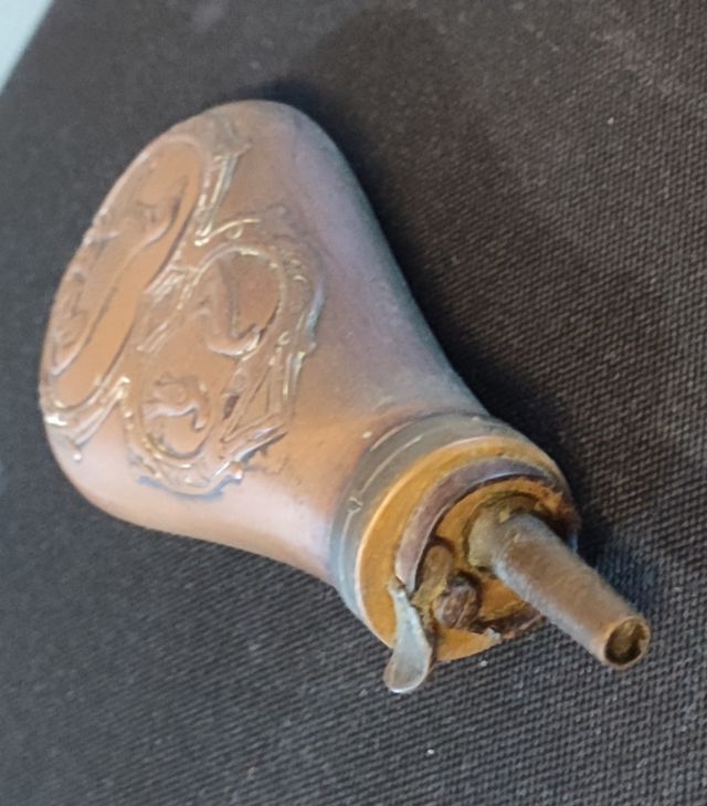 Antica fiaschetta per polvere da sparo in rame