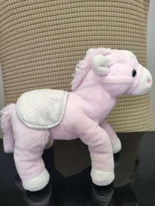 Peluche poni rosa.