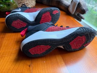 Zapatillas Nike rojas y negras