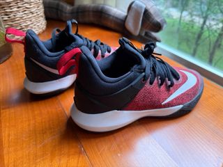 Zapatillas Nike rojas y negras