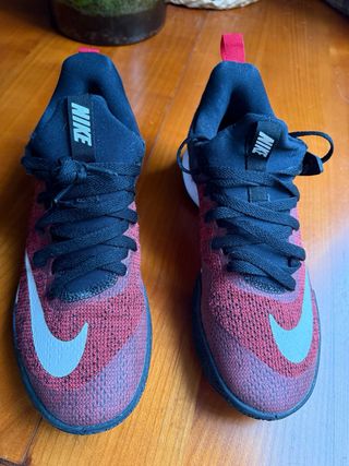 Zapatillas Nike rojas y negras