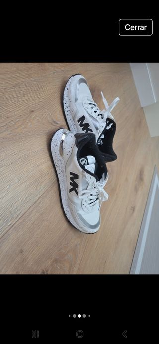 Zapatillas Michael Kors blancas y plateadas