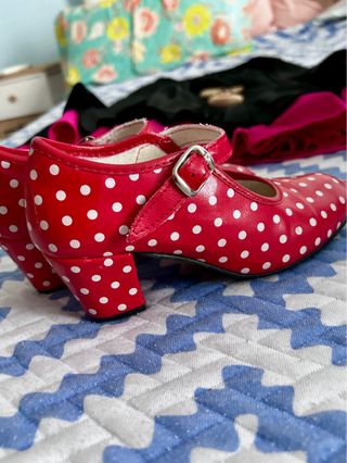 Lote flamenco: falda, zapatos t.33 y castañuelas 